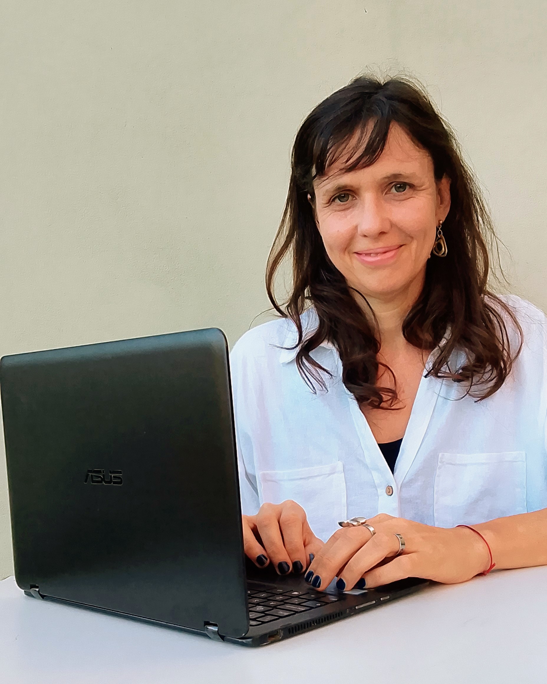 Angelina Besson trabajando en su laptop